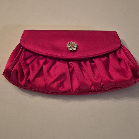 Elegant Red Satin Clutch Bag - Picture 3 of 3